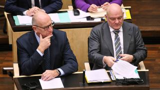 Brandenburgs Ministerpräsident Dietmar Woidke (SPD) und Brandenburgs Finanzminister Robert Crumbach (BSW)