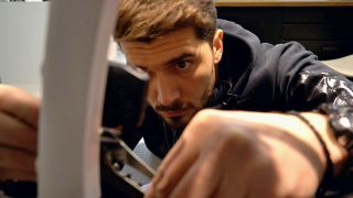Nabil Allahham, Radsportler und IT-Spezialist aus Syrien, in einer Fahrradwerkstatt in Berlin (Quelle: rbb / Linh Tran).