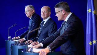 Olaf Scholz (Mitte) nach der MPK-Sitzung in der Nacht auf den 7.11.23 (Bild: imago images/dts)