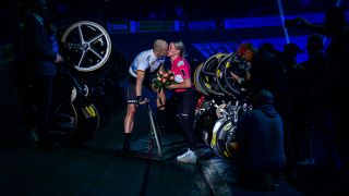 Ex-Bahnradfahrer Maximilian Levy küsst Freundin und Bahnradfahrerin Emma Hinze nach seiner Abschiedsfahrt (Bild: Imago Images/frontalvision.com)