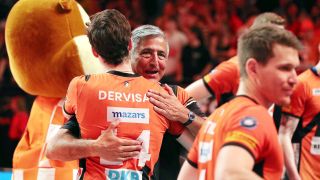 Kaweh Niroomand, Geschäftsführer der BR Volleys, jubelt mit dem Team (Quelle: IMAGO / Contrast)