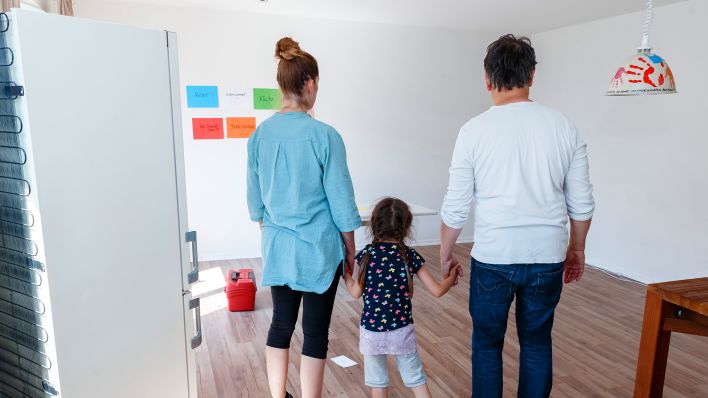 Symbolbild: Eine Familie steht bei einem Umzug mit in ihrer beinahe leeren Wohnung. (Quelle: dpa/Markus Scholz) Symbolbild: Eine Familie steht bei einem Umzug mit in ihrer beinahe leeren Wohnung. (Quelle: dpa/Markus Scholz)