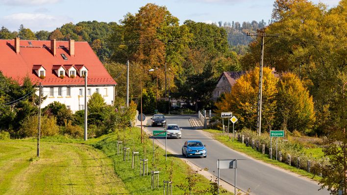 Landstrasse bei Lomnitz (Lomnica) im Hirschberger Tal in Schlesien (Polen).(Quelle: picture alliance/Jens Koehler)