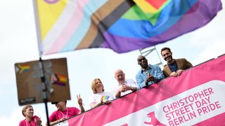 Berlins erster Queerbeauftragter, Alfonso Pantisano (r-l), Joe Chialo (CDU), Berliner Senator für Kultur und Gesellschaftlichen Zusammenhalt, Kai Wegner (CDU), Regierender Bürgermeister von Berlin, und Bärbel Bas (SPD), Präsidentin des Deutschen Bundestages, stehen bei der 45. Berlin Pride-Parade zum Christopher Street Day (CSD) auf einem Wagen zusammen. (Quelle: dpa/Fabian Sommer)