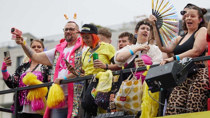 Berlin: Gute Stimmung herrscht auf einem der Wagen bei dem 46. Berlin Pride Umzug zum Christopher Street Day (CSD). (Foto: dpa) Berlin: Gute Stimmung herrscht auf einem der Wagen bei dem 46. Berlin Pride Umzug zum Christopher Street Day (CSD). (Foto: dpa)