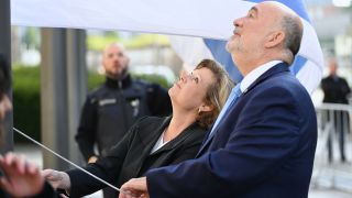 Cornelia Seibeld, Präsidentin des Berliner Abgeordnetenhauses, und Ron Prosor, israelischer Botschafter, ziehen bei einer Gedenkveranstaltung für die Opfer des Massaker der Hamas vom 7. Oktober 2023 vor dem Berliner Abgeordnetenhaus die israelische Flagge an einem Mast hoch.
