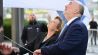Cornelia Seibeld, Präsidentin des Berliner Abgeordnetenhauses, und Ron Prosor, israelischer Botschafter, ziehen bei einer Gedenkveranstaltung für die Opfer des Massaker der Hamas vom 7. Oktober 2023 vor dem Berliner Abgeordnetenhaus die israelische Flagge an einem Mast hoch.