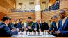 Der Überlebende Alon Gat, Rabbi Yehuda Teichtal und Berlins Regierender Bürgermeister Kai Wegner zünden am 07.10.2023 in der Chabad Synagoge in Berlin Kerzen zum Gedenken an. (Quelle: Picture Alliance/AP/Markus Schreiber)