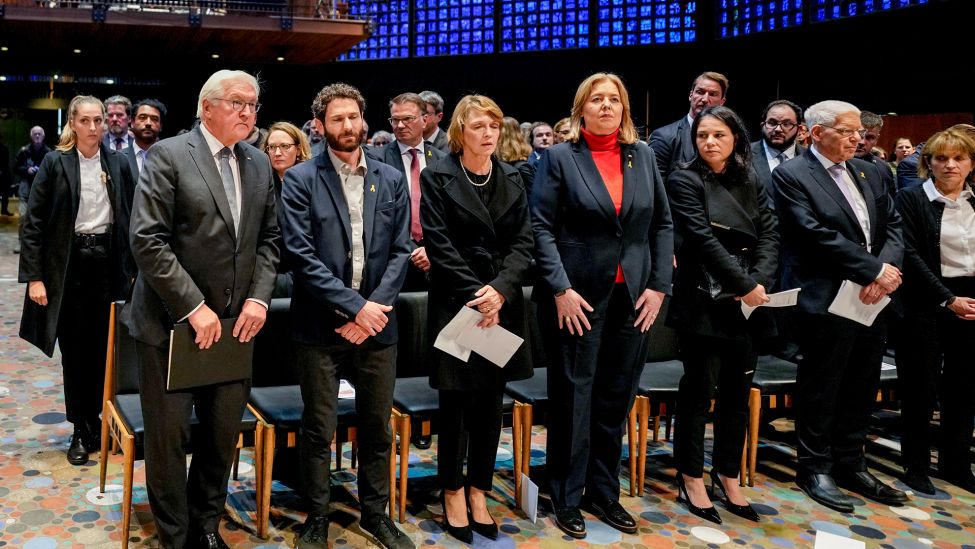 Bundespräsident Frank-Walter Steinmeier, Überlebender des Hamas-Angriffs Alon Gat, Elke Buedenbender, Bundestagspräsidentin Baerbel Bas, Außenministerin Annalena Baerbock und der Präsident des Zentrarats der Juden Josef Schuster in der Gedächtniskirche in Berlin. (Quelle: dpa/Schreiber)