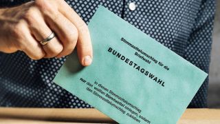 Ein Mann nimmt an der Briefwahl teil und wirft seinen Stimmzettel für die Bundestagswahl in Deutschland 2021 in eine Wahlurne. (Quelle: Picture Alliance/Michael Bihlmayer)