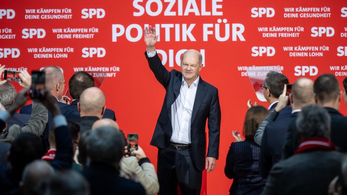 Bundeskanzler Olaf Scholz (SPD), winkt nach seiner Rede bei der sogenannten „Wahlsiegkonferenz“ der SPD am 30.11.2024. (Quelle: picture alliance/dpa/Michael Kappeler) Bundeskanzler Olaf Scholz (SPD), winkt nach seiner Rede bei der sogenannten „Wahlsiegkonferenz“ der SPD am 30.11.2024. (Quelle: picture alliance/dpa/Michael Kappeler)