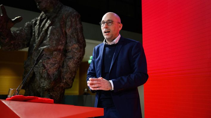 Ruppert Stüwe, SPD-Bundestagskandidat für Steglitz-Zehlendorf, spricht beim Parteitag der Berliner SPD zur Wahl der Landesliste für die Bundestagswahl in der SPD-Zentrale, dem Willy-Brandt-Haus. (Quelle: dpa/Jutrczeka) Ruppert Stüwe, SPD-Bundestagskandidat für Steglitz-Zehlendorf, spricht beim Parteitag der Berliner SPD zur Wahl der Landesliste für die Bundestagswahl in der SPD-Zentrale, dem Willy-Brandt-Haus. (Quelle: dpa/Jutrczeka)