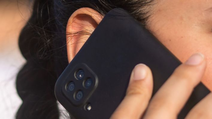Symbolbld:Eine junge Frau telefoniert mit ihrem Smartphone.(Quelle:picture alliance/dpa/F.Gutierrez-Juarez) Symbolbld:Eine junge Frau telefoniert mit ihrem Smartphone.(Quelle:picture alliance/dpa/F.Gutierrez-Juarez)