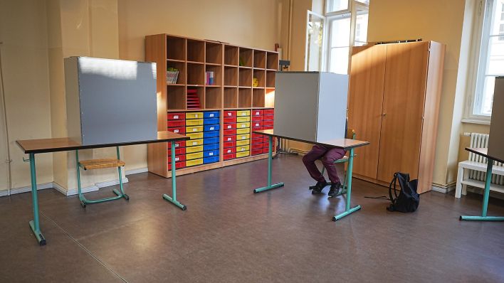 Ein Wähler gibt am 26.09.2021 in einer Wahlkabine in der Max Dortu Schule in Potsdam, Brandenburg seine Stimme ab zur Bundestagswahl 2021. (Quelle: dpa-Bildfunk/Michael Kappeler) Ein Wähler gibt am 26.09.2021 in einer Wahlkabine in der Max Dortu Schule in Potsdam, Brandenburg seine Stimme ab zur Bundestagswahl 2021. (Quelle: dpa-Bildfunk/Michael Kappeler)