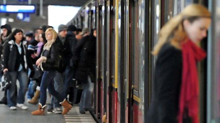 Symbolbild: Fahrgäste steigen auf einem Bahnsteig am Bahnhof Zoologischer Garten in Berlin in eine S-Bahn am 15.12.2011. (Quelle: picture alliance/Britta Pedersen/dpa-Zentralbild) Symbolbild: Fahrgäste steigen auf einem Bahnsteig am Bahnhof Zoologischer Garten in Berlin in eine S-Bahn am 15.12.2011. (Quelle: picture alliance/Britta Pedersen/dpa-Zentralbild)