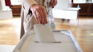 Wähler bei der Stimmabgabe im Wahlbüro (Quelle: dpa/Fleig)