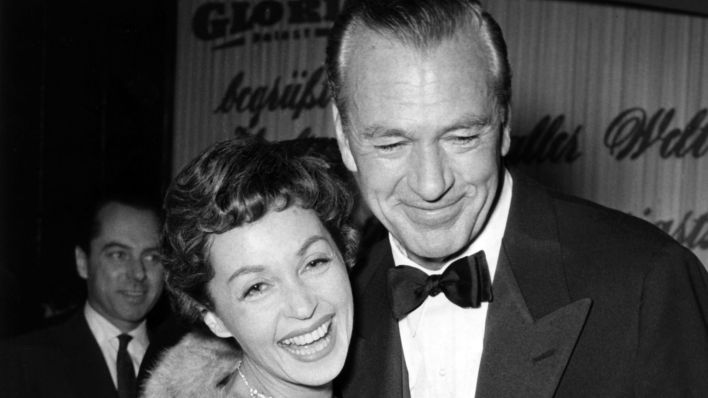US-Schauspieler Gary Cooper und die Schweizer Schauspielerin Lilli Palmer zeigen sich bei der Eröffnung der Internationalen Filmfestspiele. (Quelle: dpa/Günter Bratke) US-Schauspieler Gary Cooper und die Schweizer Schauspielerin Lilli Palmer zeigen sich bei der Eröffnung der Internationalen Filmfestspiele. (Quelle: dpa/Günter Bratke)