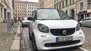 Ein Elektroauto wird am 19.11.2021 in einem Berliner Wohngebiet an einer oeffentlichen Ladesaeule aufgeladen. (Quelle: Picture Alliance/Caro/Sorge)