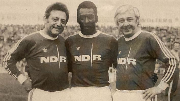 Hans Rosenthal Arm in Arm mit Pelé und Wolfgang Gruner auf dem Fußballplatz (Quelle: privat) Hans Rosenthal Arm in Arm mit Pelé und Wolfgang Gruner auf dem Fußballplatz (Quelle: privat)