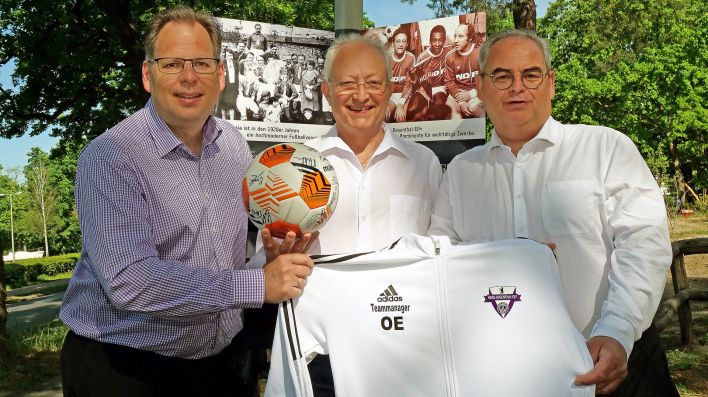 Olaf Engel, Hans Rosenthals Sohn Gert Rosenthal und Dietmar Jarosch präsentieren die Trainingsjacke (Quelle: privat) Olaf Engel, Hans Rosenthals Sohn Gert Rosenthal und Dietmar Jarosch präsentieren die Trainingsjacke (Quelle: privat)
