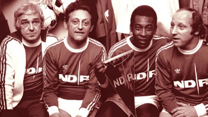Pelé in der Kabine neben seinen Mannschaftskameraden für die Hans-Rosenthal-Elf (Quelle: privat) Pelé in der Kabine neben seinen Mannschaftskameraden für die Hans-Rosenthal-Elf (Quelle: privat)