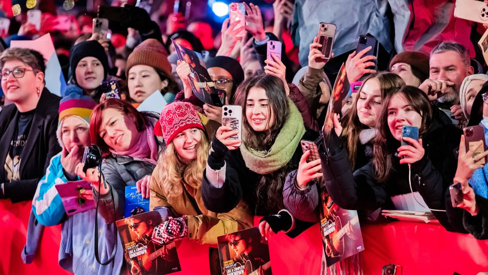 Fans reagieren auf den Auftritt von Timothee Chalamet, Schauspieler, bei der Premiere seines Films «A Complete Unknown» Selfies bei der Berlinale.