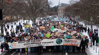 Archivbild: Tausende Teilnehmer demonstrieren anlässlich des bundesweiten Klimastreiks von Fridays for Future nahe dem Reichstaqsgebäude. Vor der Bundestagswahl fordert die Bewegung alle Parteien dazu auf, klare Klimaschutz-Maßnahmen vorzulegen. Fridays for Future Deutschland hat zur Teilnahme an Demonstrationen in zahlreichen Städten in Deutschland aufgerufen. (Quelle: dopa/Koall)