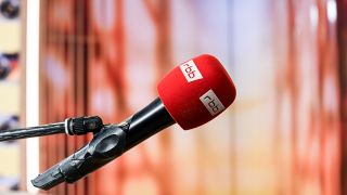 Symbolbild: Ein Mikrofon mit dem Logo des rbb. (Quelle: dpa/Jens Kalaene)
