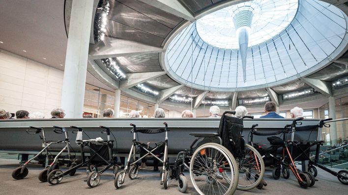 Archivbild: Rollatoren und Rollstuhl von Besuchern im Bundestag. (Quelle: dpa/Krick) Archivbild: Rollatoren und Rollstuhl von Besuchern im Bundestag. (Quelle: dpa/Krick)