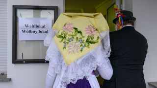 Ein Paar in wendischer Festtagstracht geht zu einem Wahllokal im Spreewalddorf Raddusch. Am Sonntag findet die vorgezogene Wahl zum 21. Deutschen Bundestag statt. (Quelle: dpa-Bildfunk/Patrick Pleul)