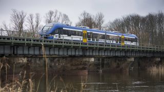 Archivbild: Ein Zug der Niederbarnimer Eisenbahn auf der Brücke ¸ber den Vorflutkanal vor der Oder in Küstrin-Kietz am 21.01.2018. (Quelle: imago/Volker Hohlfeld)