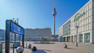26.03.2020, der ziemlich leere Alexanderplatz in Berlin Mitte, im Hintergrund der Berliner Fernsehturm. (Quelle: picture alliance / SULUPRESS.DE/Marc Vorwerk)