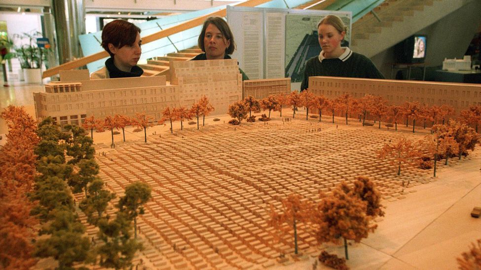 Archivbild:Modell des Holocaust Mahnmals in Berlin wird von Besucherinnen betrachtet am 25.01.1999.(Quelle:imago images/bonn-sequenz)