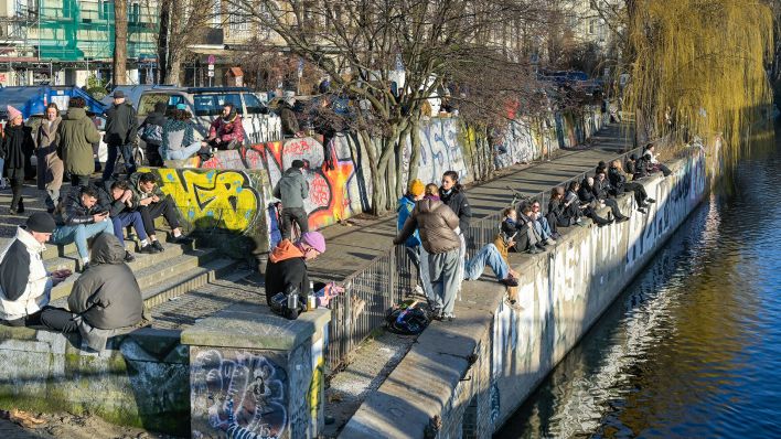 Symbolbild: Menschen am Landwehrkanal in Kreuzberg. (Quelle: dpa/Joko) Symbolbild: Menschen am Landwehrkanal in Kreuzberg. (Quelle: dpa/Joko)
