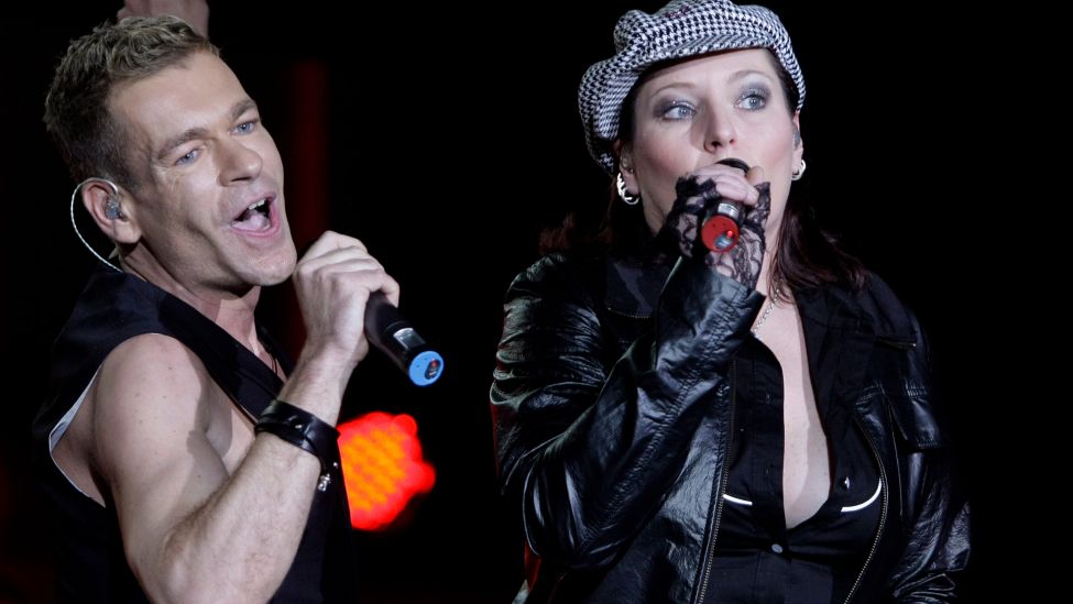 Archivbild: Saengerin AnNa R. (Andrea Natalie Rosenbaum), rechts, und der Songwriter und Saenger Peter Plate von der Gruppe Rosenstolz treten am 7. November 2008 in der Columbiahalle in Berlin auf. (Quelle: dpa/Viligran)