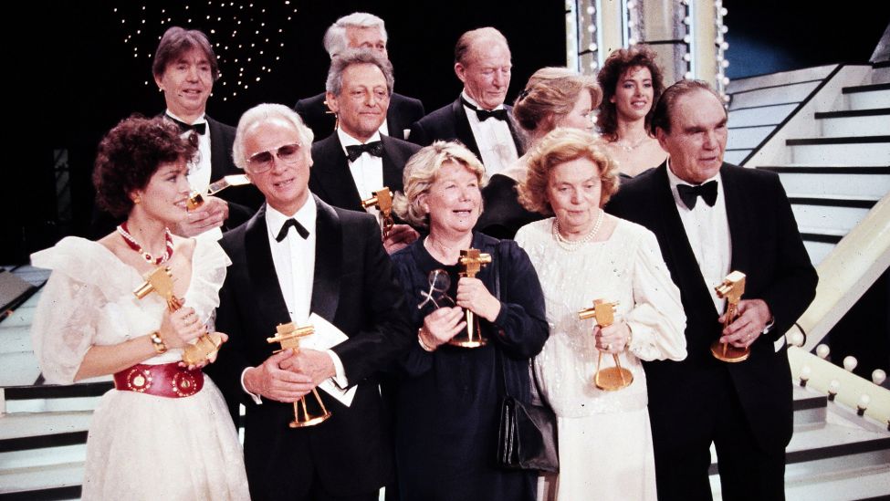 Archivbild: Goldene Kamera 1985 Goldene Kamera, Preisträger 1985 hintere Reihe v.l.: Peter Rosen Ehrenpreis Goldener Satellit, Peter Weck, Hans Rosenthal, Peter von Zahn, Marion Kracht, Sabine Sauer vordere Reihe v.l.: Marion Kruse, Ephraim Kishon, Barbara Bel Geddes, Heidi Kabel, Max Schmeling. (Quelle: imago images/UA)