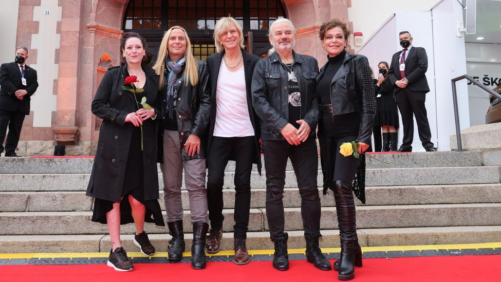 Archivbild: Die Rockband "Silly" kommt mit ihren neuen Sängerinnen Julia Neigel (r) und Andrea Neuenhofen, auch bekannt unter ihrem Künstlernamen AnNa R., (l) zur Verleihung des Medienpreises Goldenen Henne in die Kongresshalle Leipzig. (Quelle: dpa/Woitas)