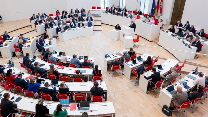 Dietmar Woidke (SPD, Mitte r), Ministerpräsident von Brandenburg, gibt während der Sitzung des Brandenburger Landtags die Regierungserklärung ab. (Quelle: dpa/Stache) Dietmar Woidke (SPD, Mitte r), Ministerpräsident von Brandenburg, gibt während der Sitzung des Brandenburger Landtags die Regierungserklärung ab. (Quelle: dpa/Stache)