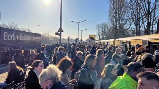 19.03.2025, Berlin: Fahrgäste steigen am Bahnhof Berlin-Schönholz in eine S-Bahn ein.(Quelle:dpa/N.Graber)