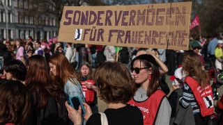 Ein Teilnehmerin hält ein Schild mit der Aufschrift "Sondervermögen für Frauenrechte" auf der Demonstration «Feministische Demo zum Internationalen Frauentag». (Quelle: dpa/Albert)