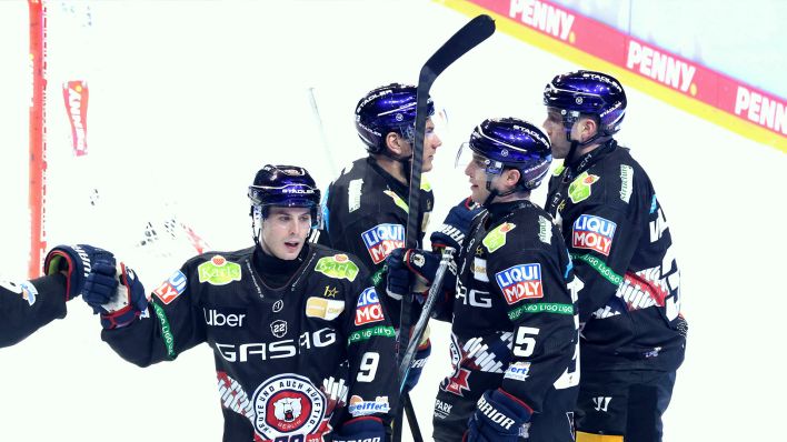 Die Eisbären-Spieler freuen sich über einen Treffer gegen Wolfsburg. Quelle: imago images/Nordphoto Die Eisbären-Spieler freuen sich über einen Treffer gegen Wolfsburg. Quelle: imago images/Nordphoto