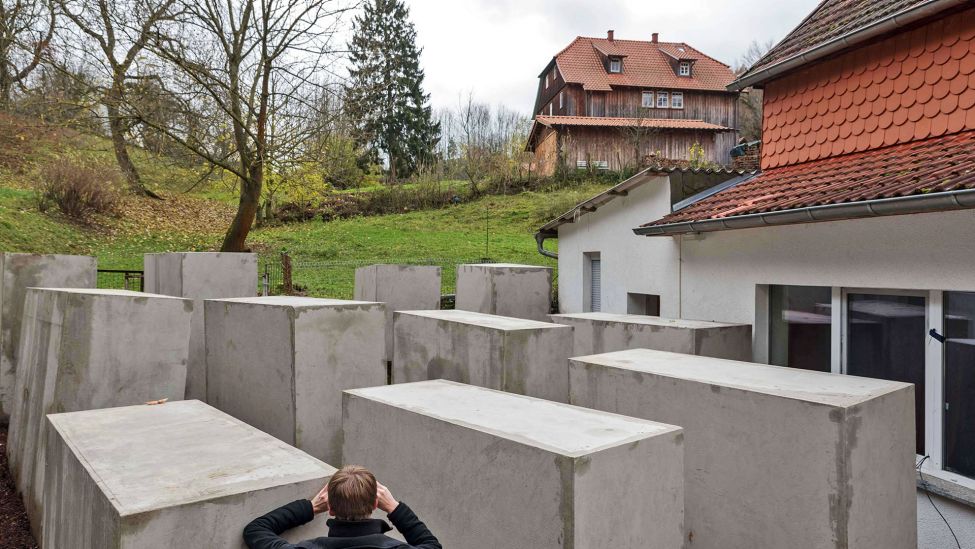 Archivbild:Die Gruppe "Zentrum fuer politische Schönheit" hat den Bau einer Aussenstelle des Denkmal für die ermordeten Juden Europas in Bornhagen Thüringen vor dem Haus von Bjoern Höcke (AfD) fertig gestellt am 22.11.2017.(Quelle:imago images/Berlinfoto)