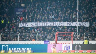 Anti-Nazi-Banner im Stadion (imago images/Noah Wedel)