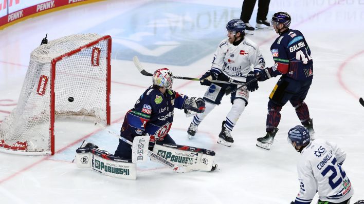 Eisbären-Torwart Jonas Stettmer kassiert den 1:1 Ausgleich durch Michael Connolly (imago images/O.Behrendt) Eisbären-Torwart Jonas Stettmer kassiert den 1:1 Ausgleich durch Michael Connolly (imago images/O.Behrendt)