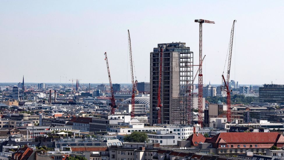 Die Baustelle des Kudamm-Karree ist von Kränen umgeben (Quelle: imago images/Jochen Eckel)