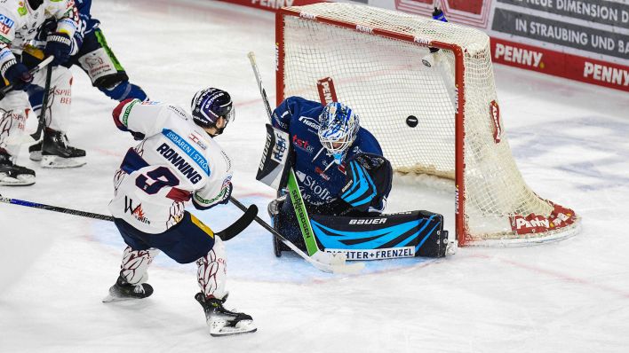 Ty Ronning von den Eisbären Berlin trifft gegen die Straubing Tigers zum 2:0 (Quelle: IMAGO / Hockeypics/Eva Fuchs) Ty Ronning von den Eisbären Berlin trifft gegen die Straubing Tigers zum 2:0 (Quelle: IMAGO / Hockeypics/Eva Fuchs)
