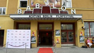 Archivbild: Der rote Teppich zum "Achtung Berlin Filmfestival" vor dem Babylon-Kino Berlin Mitte. (Quelle: dpa/Timm)