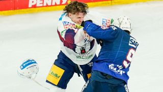 Lean Bergmann (l.) und Leon Gawanke (r.) geraten aneinander. Quelle: dpa/Uwe Anspach
