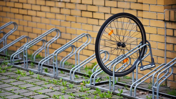 Symbolbild: Fahrrad geklaut - Ein Vorderrad steht angeschlossen an einem Fahrradstaender. (Quelle: dpa/Trutschel) Symbolbild: Fahrrad geklaut - Ein Vorderrad steht angeschlossen an einem Fahrradstaender. (Quelle: dpa/Trutschel)