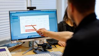 Archivbild: Ein Hausarzt lädt in seiner Praxis Dokumente in eine elektronische Patientenakte. (Quelle: dpa/Karmann)